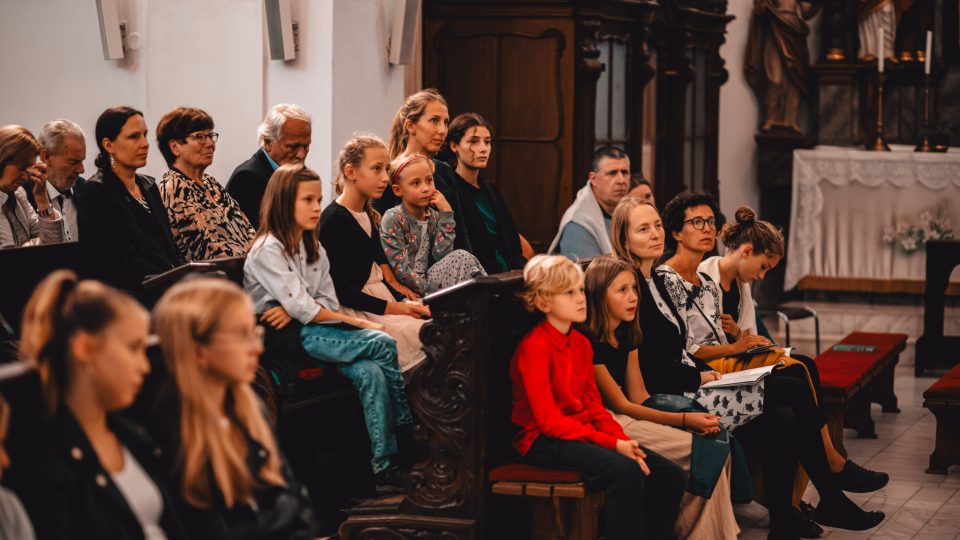 Publikum v klokotském poutním kostele