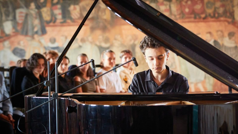 Bulharský klavírista VIktor Vichev na koncertě v Bechyni