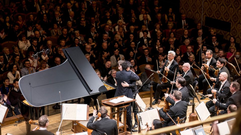 Adam Znamirovský zazářil v Rudolfinu po boku Symfonického orchestru Českého rozhlasu pod vedením německého dirigenta Eliase Grandyho