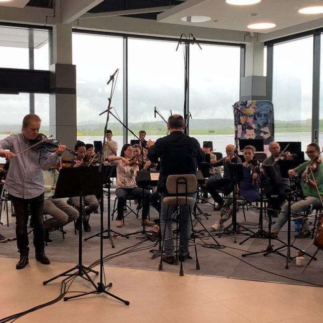 Houslista Pavel Šporcl nahrává s Jihočeskou filharmonií v odletové hale českobudějovického letiště | foto: Pavla Kuchtová,  Český rozhlas,  Český rozhlas